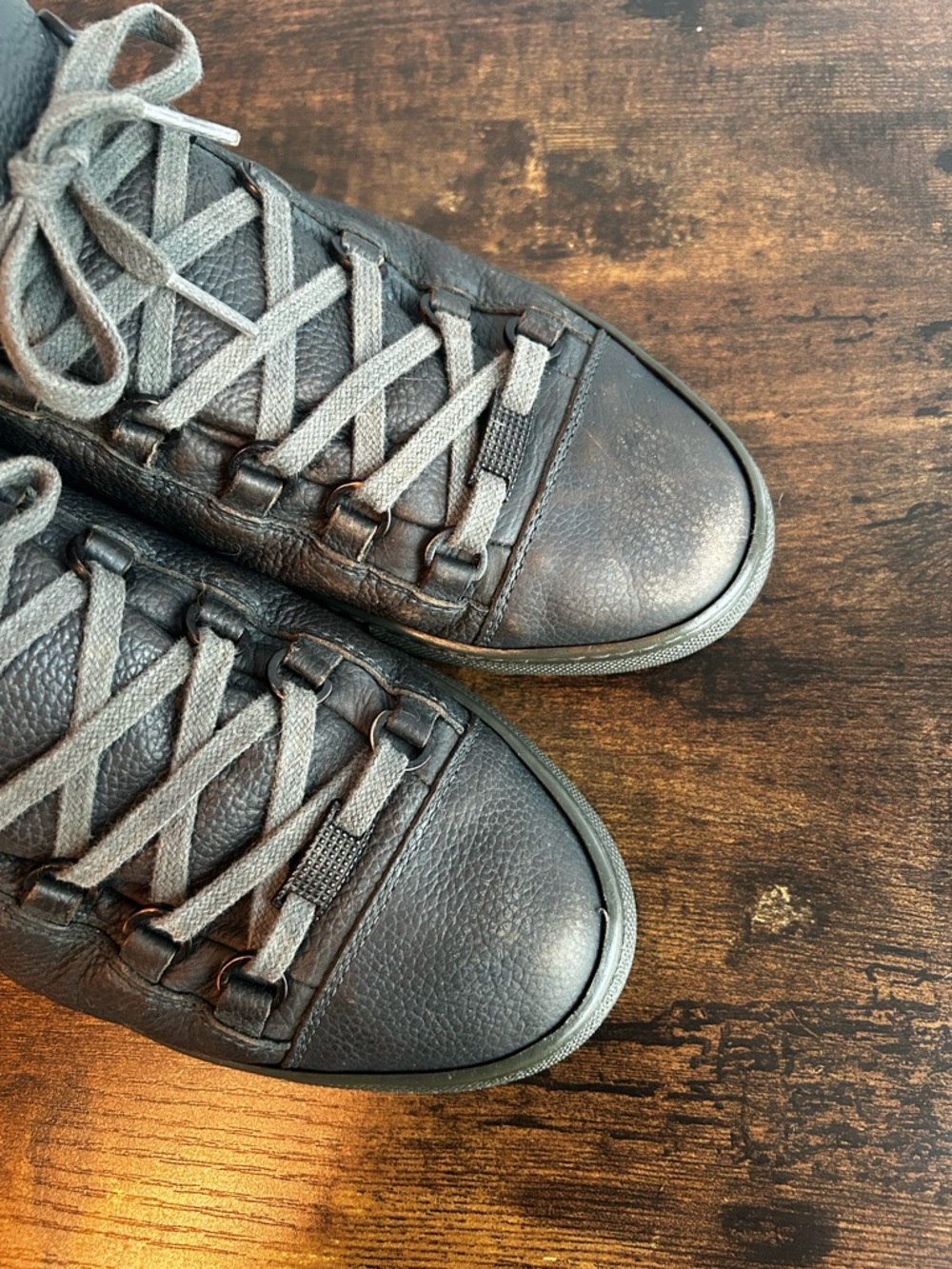 Balenciaga Arena Leather Low-Top Sneakers - Picture 10 of 12